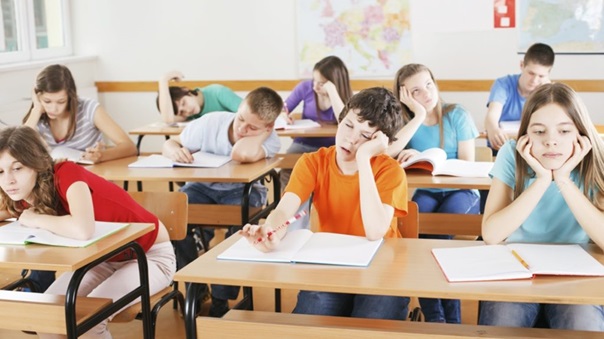 Tippek a gyermeked testtartásának javítására: Játékos gyakorlatok és ülési szokások
